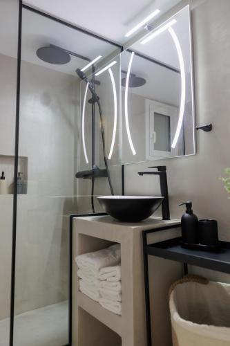 Modern 2BDR Apt - 2' to Metro - Direct to Acropolis