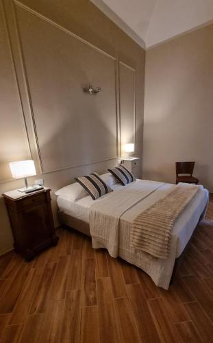 Postel nebo postele na pokoji v ubytování Dimora Largo Silvestro dell'Aquila- Centro Storico