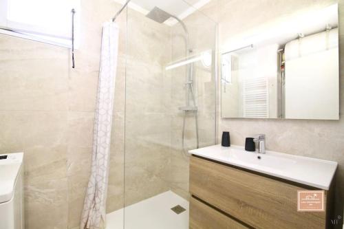 Le Grand Large في سانت-ماندرييه-سور-مير: حمام مع دش ومغسلة ومرآة