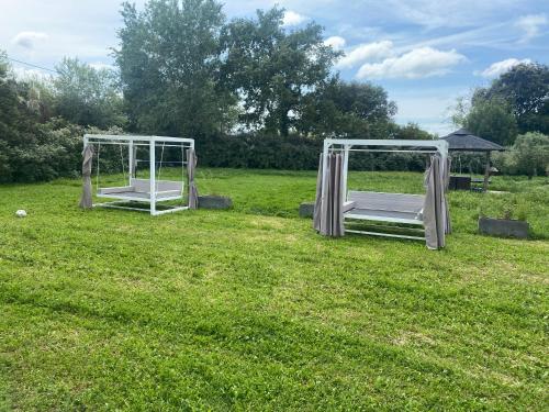 deux lits dans un champ d'herbe dans l'établissement Domaine autour de l’olivier, à Saint-Martin-de-Crau