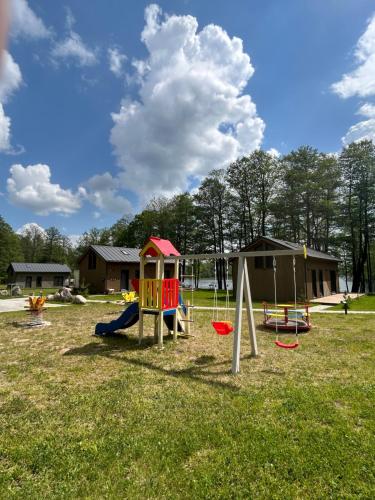 - une aire de jeux avec deux équipements de jeux dans un champ dans l'établissement Ignalinos Pliažo Klubas, à Ignalina