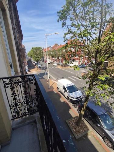 une voiture blanche garée sur le côté d'une rue dans l'établissement Rêves Salés, à Malo-les-Bains