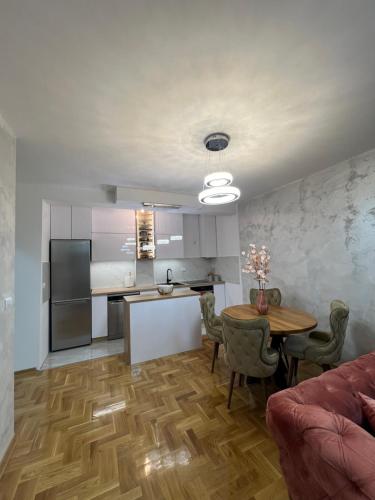 a kitchen and dining room with a table and a kitchen and a kitchen at Stan na dan,Beograd -Žarkovo in Bele Vode