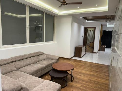 科伦坡Ultra-luxury 3BR Apartment - Colombo 6的客厅里有一张沙发和一张桌子。