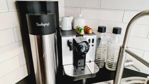 a coffee maker sitting on top of a kitchen counter at Le Loft de Village-Neuf - Résidence 4 étoiles in Village-Neuf
