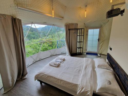 Postel nebo postele na pokoji v ubytování Glamping Georgia Krikhi