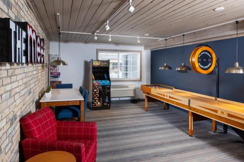 a room with a ping pong table and a video game at Harbor Town Inn, BW Signature Collection in Manitowoc