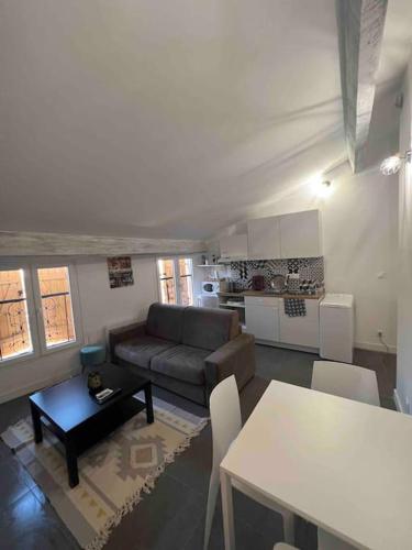 un salon avec un canapé et une table dans l'établissement Magnifique T3 duplex, à Aubagne