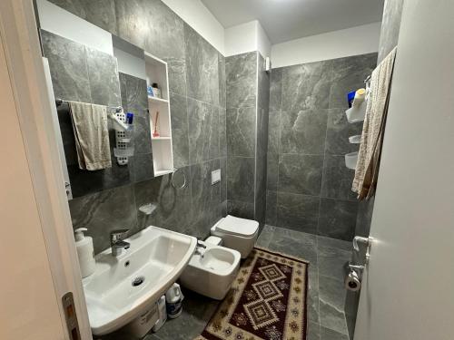 Ένα μπάνιο στο Apartament Univers City Near Tirana Airport