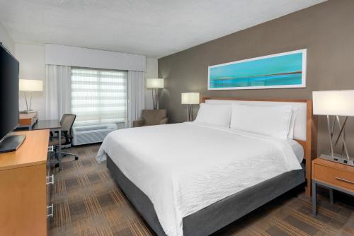 En eller flere senge i et værelse på Holiday Inn Miami-Doral Area, an IHG Hotel