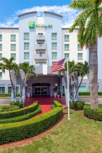 a view of the hotel from the grounds at Holiday Inn Miami-Doral Area by IHG in Miami