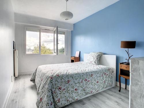 una camera da letto blu con un letto e una finestra di ETS MPRS a Nantes