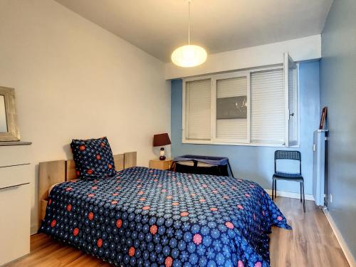 una camera da letto con un letto a pois. di ETS MPRS a Nantes