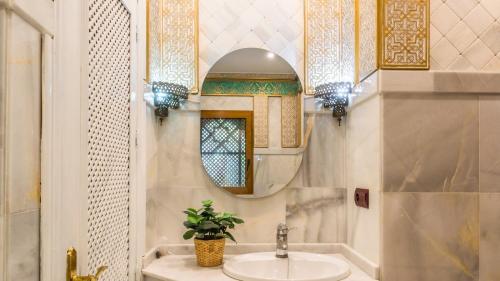 een badkamer met een wastafel en een spiegel bij Casa La Mimosa Velez-Malaga by Ruralidays in Vélez-Málaga