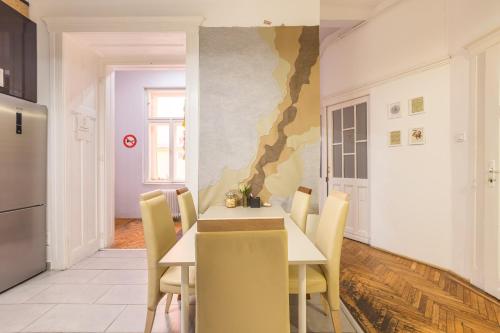 布達佩斯的住宿－Gellerico Rooms at Horánszky Street，一间带桌椅的用餐室