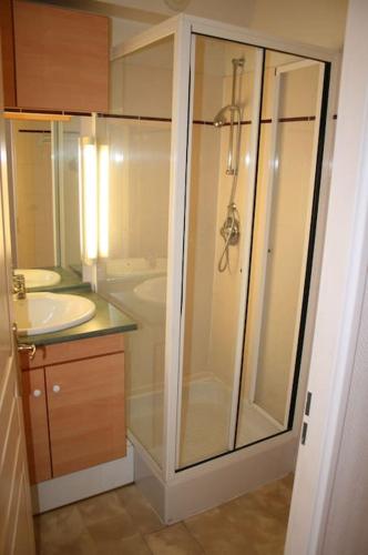 une salle de bain avec douche et lavabo dans l'établissement Studio + piscine+ parking privé. Quartier Minimes, à La Rochelle