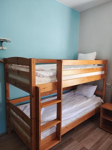a bunk bed in a small room with a bunk bed gmaxwell gmaxwell gmaxwell at Lainela puhkeküla in Käsmu