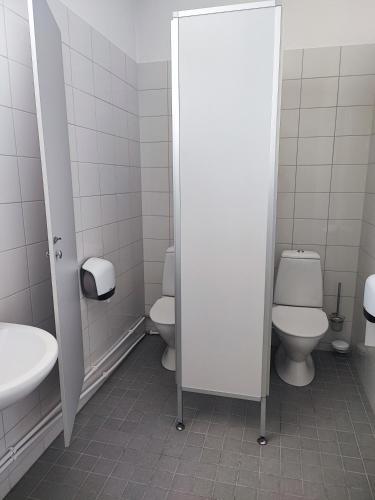 a bathroom with two toilets and a sink at Lainela puhkeküla in Käsmu
