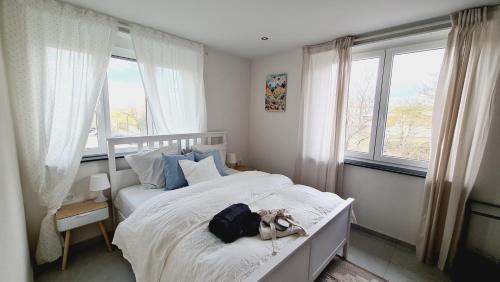 Un pat sau paturi într-o cameră la Le Loft de Village-Neuf - Résidence 4 étoiles