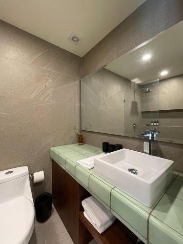 Ein Badezimmer in der Unterkunft Pool View Loft Steps From The Ocean in Punta Cocos - C101