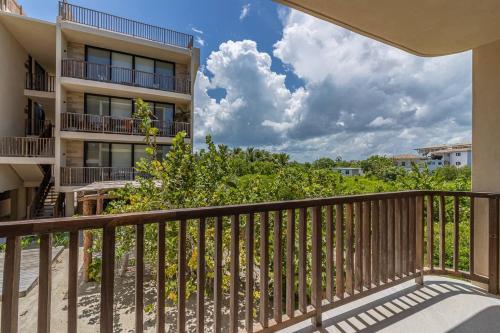 Ein Balkon oder eine Terrasse in der Unterkunft Pool View Loft Steps From The Ocean in Punta Cocos - C101