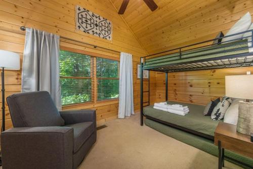 Postel nebo postele na pokoji v ubytování 2 Cabins ~ Sleeps 22 ~ 100 Feet Apart ~ Ski in out