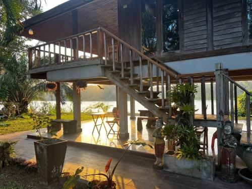 Taman di luar Jiratara Riverside Homestay (Entire home up to 4 guest)