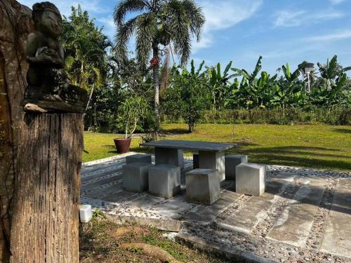 Taman di luar Jiratara Riverside Homestay (Entire home up to 4 guest)