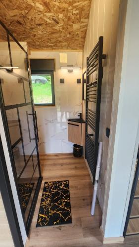 une vue d'une petite maison avec une salle de bain dans l'établissement Lodge du Château de Feschaux, à Villeneuve-sous-Pymont