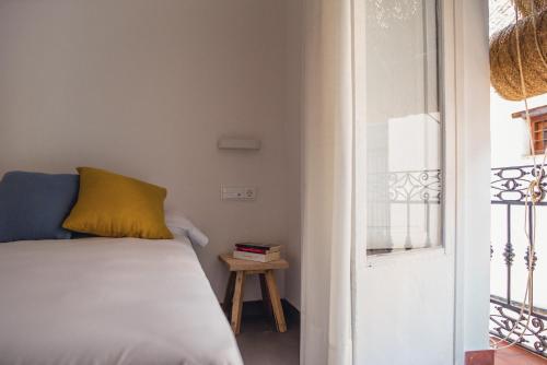 ein Schlafzimmer mit einem Bett neben einem Balkon in der Unterkunft CASA SIRFANTAS in Córdoba