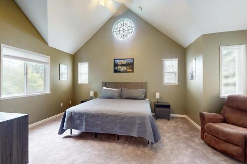 una camera da letto con un letto e una sedia di Urban Outlook a Port Orchard