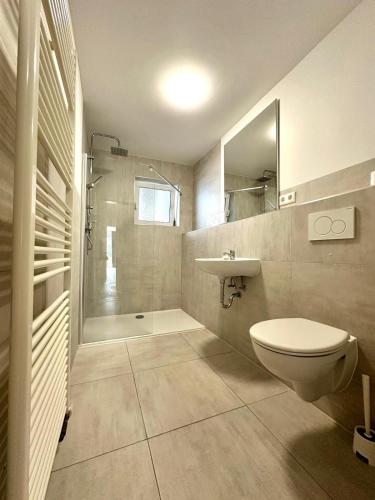 a bathroom with a toilet and a sink and a shower at Top Monteurwohnung Stuhr-Brinkum mit perfekter Anbindung in Stuhr