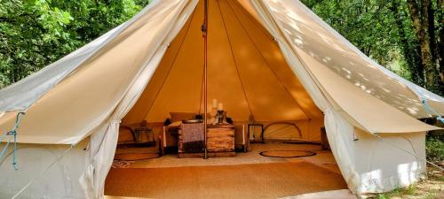 Mouliherne的住宿－Luxury Bell Tent at Camping La Fortinerie，一个大帐篷,里面设有一张桌子