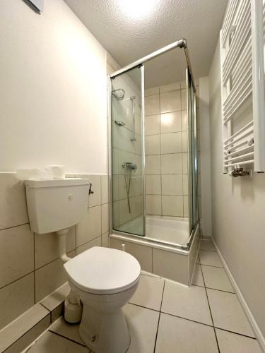 a bathroom with a toilet and a glass shower at Top Monteurwohnung Stuhr-Brinkum mit perfekter Anbindung in Stuhr