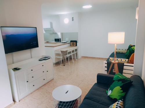 ラスパルマス・デ・グランカナリアにあるAqui te Esperoのリビングルーム(ソファ、薄型テレビ付)