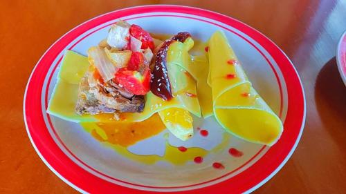 einen Teller mit Obst auf dem Tisch in der Unterkunft Splanada poilon in Assomada