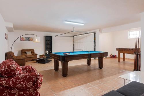 ein Wohnzimmer mit einem Billardtisch in der Unterkunft JUDY - Albufeira in Albufeira