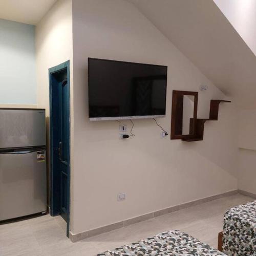 TV a/nebo společenská místnost v ubytování Ground floor Studio - 5 mins to Beach!
