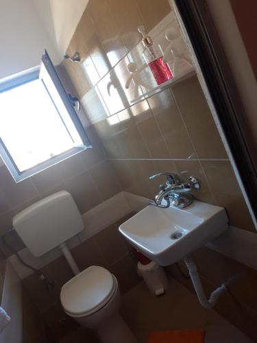 Hotel Beso في Këlcyrë: حمام صغير مع مرحاض ومغسلة