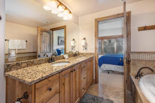 Un baño de Hailstone 1246 by Moose Management