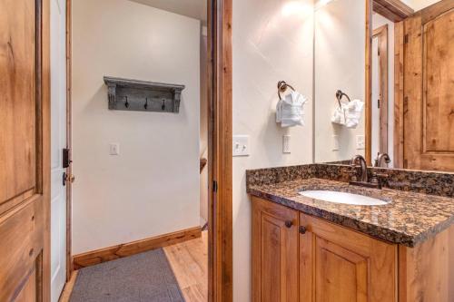 Un baño de Hailstone 1246 by Moose Management