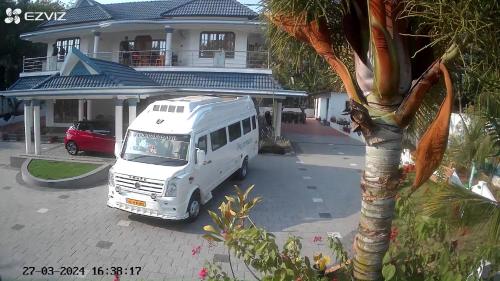 a white van parked in front of a house at Gilead Holliday in Tāmarakulam