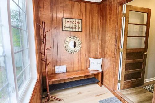 Gambar di galeri bagi Bryan Lake Waterside Retreat di Lake Ann