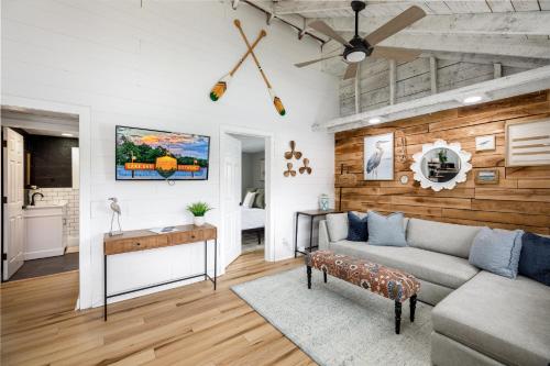 Ruang duduk di Bryan Lake Waterside Retreat