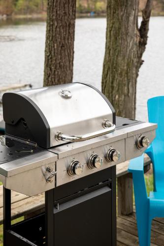 Kemudahan BBQ tersedia untuk tetamu di rumah percutian