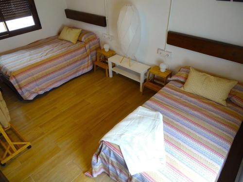 洪達海灘的住宿－Vivienda vacacional Ladera Kalblanke junto Cabo de Palos 5 personas，小房间设有两张床和一张四柱床