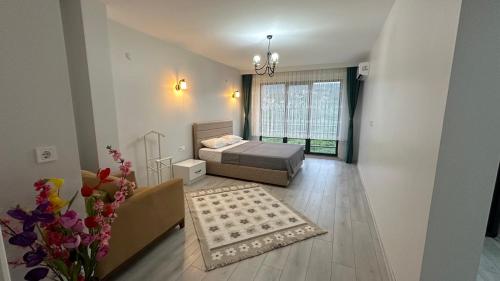 Un dormitorio con una cama y una ventana grande. en Greenplain Smurf, en Trabzon