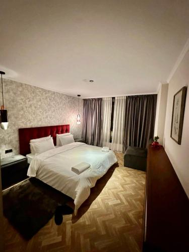 a bedroom with a large bed with a red headboard at Le Vélodrome au cœur de Casablanca in Casablanca