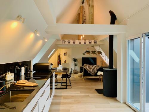 cocina y sala de estar con altillo en Luna o Mountainview o Pizzaoven, en Brunnen