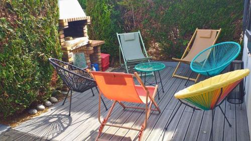 eine Gruppe von Stühlen und Tischen auf einer Terrasse in der Unterkunft Sun House - Terrasse Parking Privé gratuit in Troyes